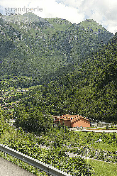 Europa  Italien  Bergamo. Die Wurstfabrik IBS in Azzano S. Paul produziert in der Fabrik Ardesio im Val Seriana Schinken Ca del Botto . Die Würzung wird mit Heu aromatisiert.
