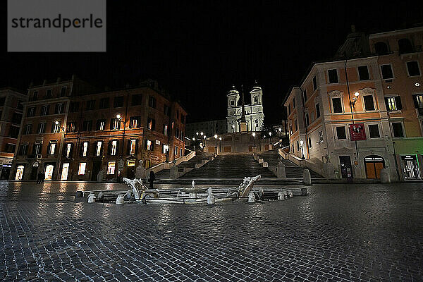 Italien  Latium  Rom  Piazza di Spagna  Trinità dei Monti und Barcaccia-Brunnen