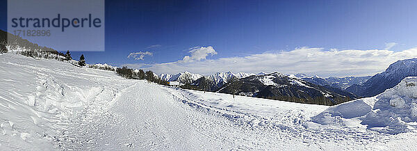 Europa  Italien  Lombardei  Provinz Lecco  Casargo  Ortschaft Alpe Giumello. Orobie Alpen.