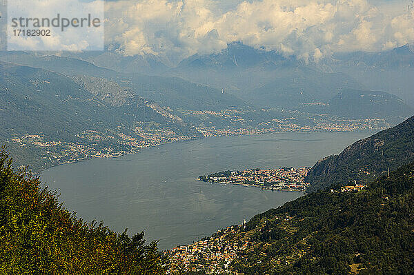 Europa  Italien  Lombardei  Lario  Comer See  Lecco  Blick auf den Comer See (Lario) (rechts) und den Lecco-Arm (links) vom Agueglio-Pass (1140 mt) in den Esino Lario  Halbinsel Varenna