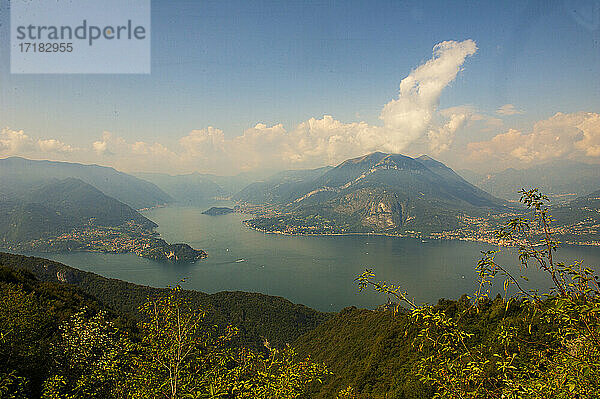 Europa  Italien  Lombardei  Lario  Comer See  Lecco  Blick auf den Comer See (Lario) (rechts) und den Lecco-Arm (links) vom Agueglio-Pass (1140 mt)