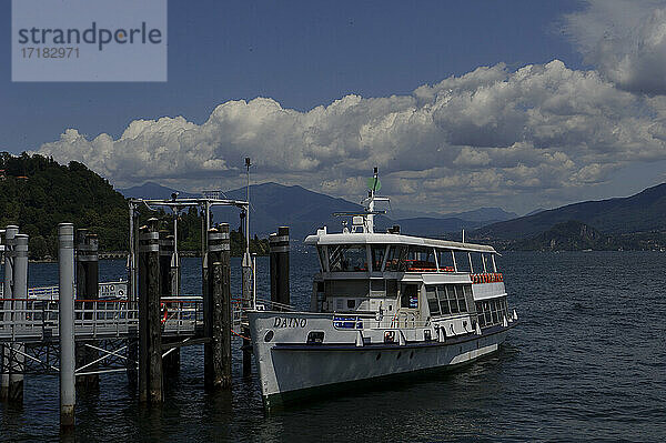 Europa  Italien  Piemont  Provinz Verbania  Lago Maggiore  Verbano See  Hafen für die Einschiffung von Autos auf der Fähre