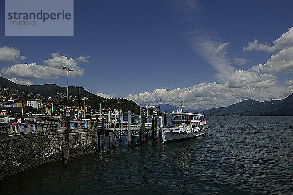 Europa  Italien  Piemont  Provinz Verbania  Lago Maggiore  Verbano See  Hafen für die Einschiffung von Autos auf der Fähre