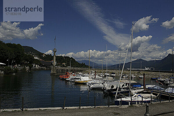 Europa  Italien  Piemont  Provinz Verbania  Lago Maggiore  Lago di Verbano  Hafen von Intra