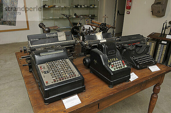 Europa  Italien  Lombardei  Varese-Land  Busto Arsizio  Textilmuseum mit alten Maschinen zur Stoffverarbeitung. Rechenmaschinen  Rechner