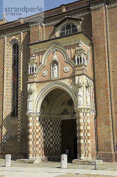 Italien  Europa  Piemont  Asti  die Kathedrale von Santa Maria Assunta und San Gottardo
ist eine Kirche mit dem höchsten Ausdruck der gotischen Architektur. Draußen