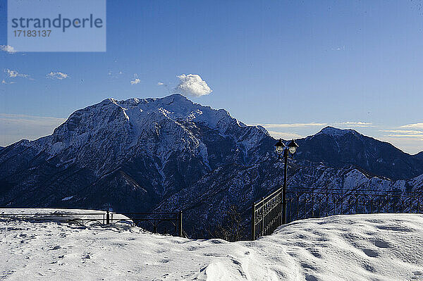 Europa  Italien  Lombardei  Provinz Lecco  Casargo  Ortschaft Alpe Giumello. Orobie Alpen.