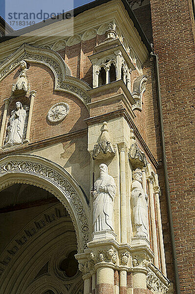 Italien  Europa  Piemont  Asti  die Kathedrale von Santa Maria Assunta und San Gottardo
ist eine Kirche mit dem höchsten Ausdruck der gotischen Architektur. Draußen