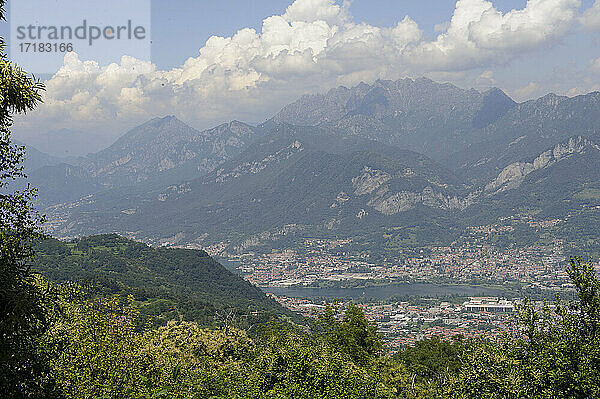 Europa  Italien  Lombardei  Provinz Como  Blick auf die Stadt Lecco und den See von der Eremitage von S. Genesio di Colle Brianza