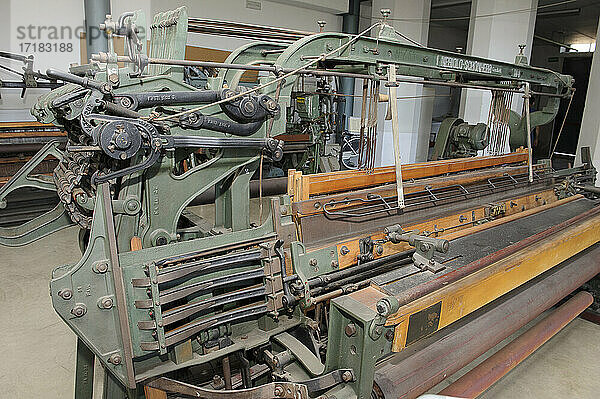 Europa  Italien  Lombardei  Varese-Land  Busto Arsizio  Textilmuseum mit alten Maschinen zur Stoffverarbeitung. Webstuhl für Wolle
