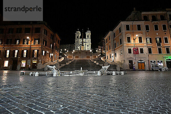 Italien  Latium  Rom  Piazza di Spagna  Trinità dei Monti und Barcaccia-Brunnen