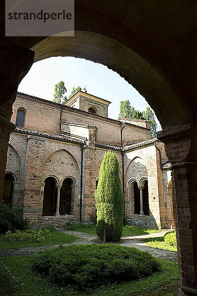 Italien  Europa  Piemont  Asti  Albugnano  Monferrato  Abtei von Vezzolano. Christlich-katholische Kirche im römisch-gotischen Stil.