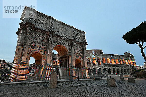 Italien  Latium  Rom  Kolosseum und Konstantinbogen