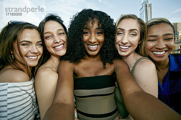 Eine Gruppe von fünf jungen Frauen  die für ein Selfie posieren