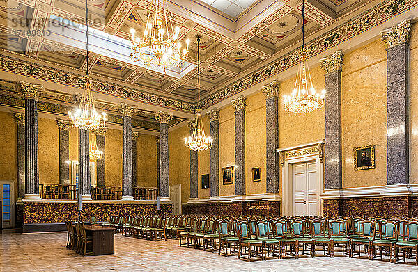 Ein großer Raum mit Stuhlreihen und Kronleuchtern  Teil des Museums der Schönen Künste in Budapest