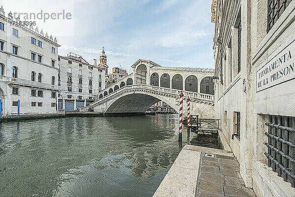 Blick auf die Rialto-Brücke über den Canal Grande  Venedig  Italien.