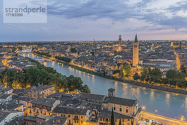 Luftaufnahme des Stadtbildes von Verona bei Sonnenuntergang  Italien.