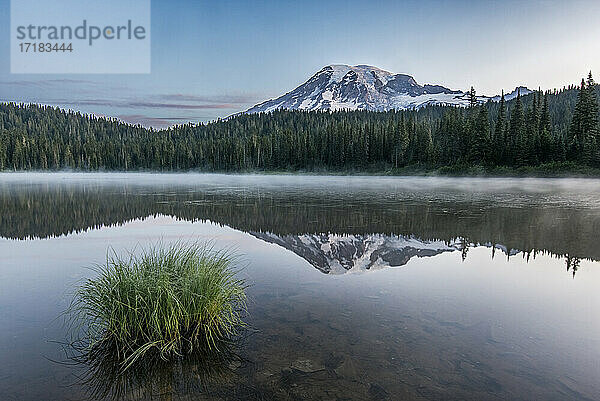 Reflexion des Mount Rainier im Reflection Lake im Mout Rainier Nationalpark in der Morgendämmerung.