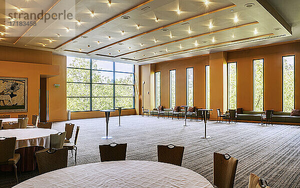 Großer leerer Raum in einem Hotel oder Konferenzzentrum  Tische und Stühle.