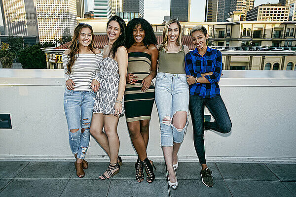 Fünf junge Frauen posieren für Fotos auf einem Dach  Stadt Skyline Hintergrund