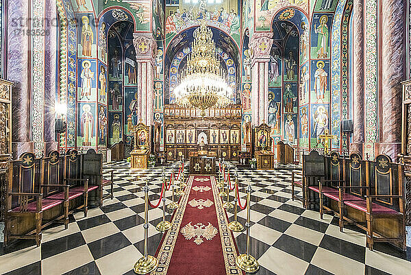 Interieur der serbisch-orthodoxen Kirche in Ljublijana  Wandmalereien  bemalte Säulen und Wände sowie Kronleuchter.