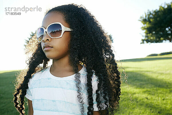 Junge gemischte Rasse Mädchen trägt Sonnenbrille