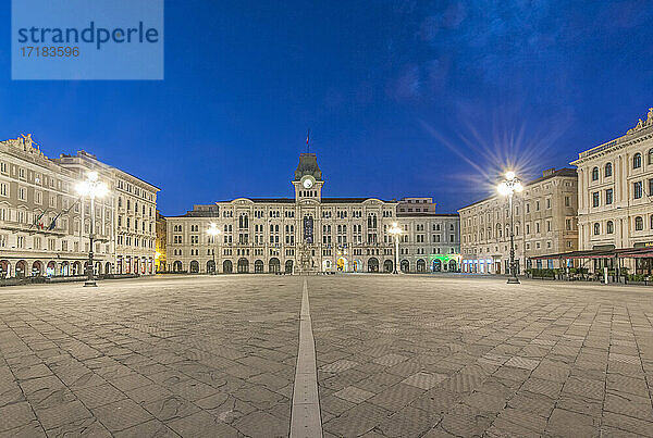 Die leere Piazza des Platzes der Einheit Italiens  historische Gebäude und Straßenlaternen.