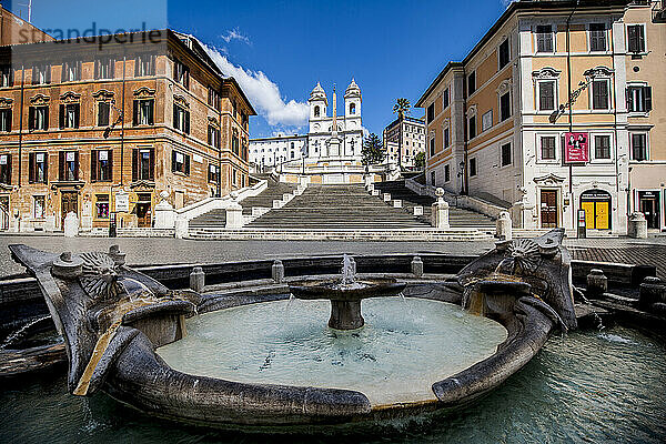 Italien  Latium  Rom  Piazza di Spagna  Trinita' dei Monti und Barcaccia-Brunnen