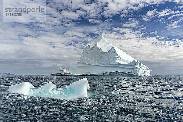 Riesige Eisberge am Kap Brewster  dem östlichsten Punkt der zerklüfteten und gebirgigen Savoia-Halbinsel  Grönland  Polarregionen