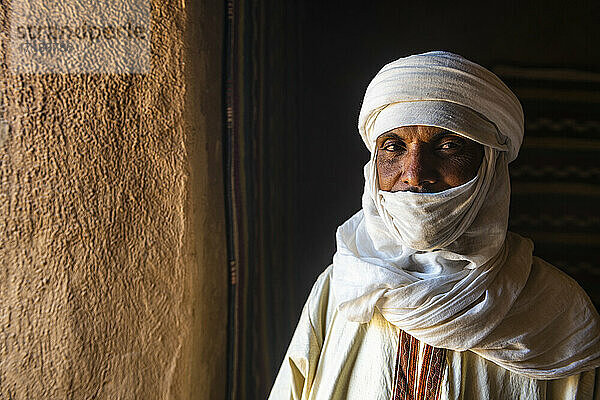 Wächter im Inneren des französischen Forts in der Oase von Timia  Air Mountains  Niger  Afrika