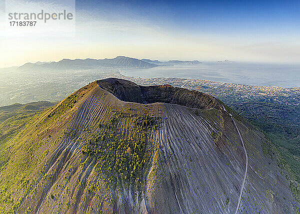 Luftaufnahme des Vesuvkraters und des Golfs von Neapel bei Sonnenaufgang  Neapel  Kampanien  Italien  Europa