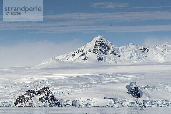 Schneebedeckte Berge und Gezeitengletscher in Mikkelsen Harbor  Trinity Island  Antarktis  Polarregionen