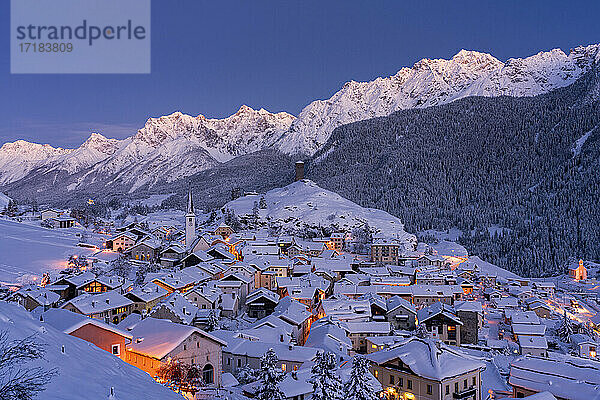 Traditionelle Häuser mit Schnee bedeckt während der Winterdämmerung  Ardez  Engadin  Kanton Graubünden  Schweiz  Europa