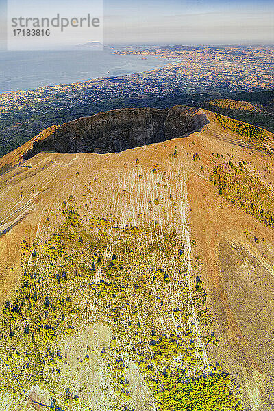 Luftaufnahme des Vesuv-Kraters und der Halbinsel Sorrento bei Sonnenaufgang  Neapel  Kampanien  Italien  Europa