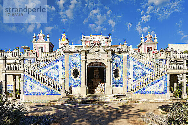 Treppe und Azulejos  Estoi Palace Garten  Estoi  Loule  Bezirk Faro  Algarve  Portugal  Europa