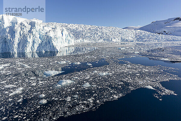 Schneebedeckte Berge  Gletscher und Brucheis in Cierva Cove  Hughes Bay  Antarktis  Polarregionen