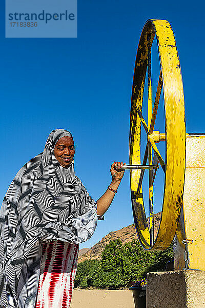 Frau an einem Wasserrad  das Wasser pumpt  Oase von Timia  Air Mountains  Niger  Afrika