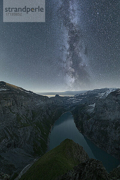 Milchstraße am sternenklaren Nachthimmel über dem Limmernsee  Luftaufnahme  Kanton Glarus  Schweiz  Europa