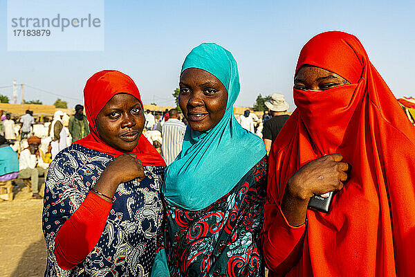 Bunt gekleidete Frauen auf dem Tiermarkt  Agadez  Niger  Afrika