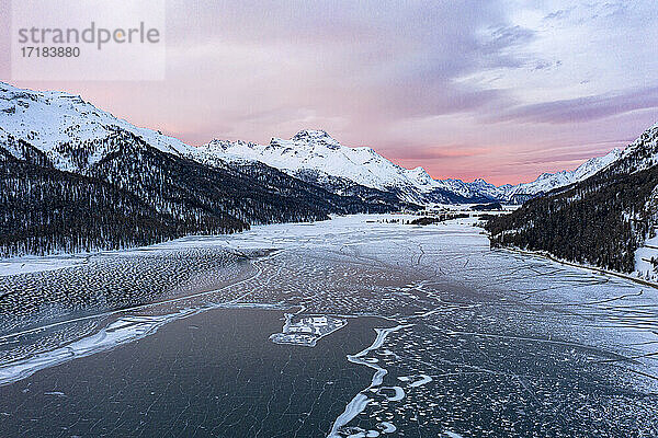 Sonnenaufgang auf den schneebedeckten Bergen und dem zugefrorenen Silvaplanasee  Luftaufnahme  Maloja  Engadin  Kanton Graubünden  Schweiz  Europa