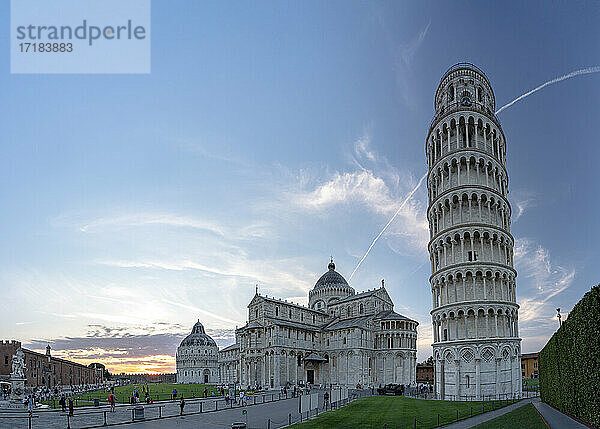 Die weltberühmte Piazza dei Miracoli mit dem Baptisterium  dem Dom von Pisa (Duomo) und dem Schiefen Turm  UNESCO-Weltkulturerbe  Pisa  Toskana  Italien  Europa