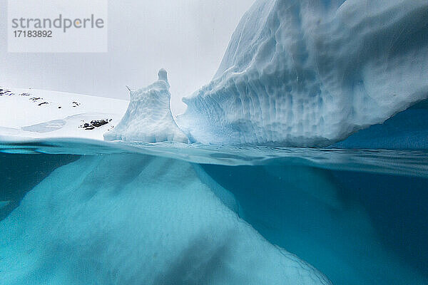 Ober- und Untersicht eines Eisbergs bei Cuverville Island  Ererra-Kanal  Antarktis  Polarregionen