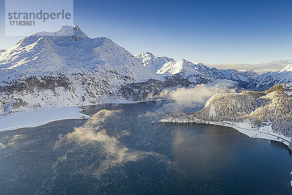 Luftaufnahme des Silsersees  Plaun da Lej und Isola nach einem Schneefall  Region Maloja  Engadin  Kanton Graubünden  Schweiz  Europa