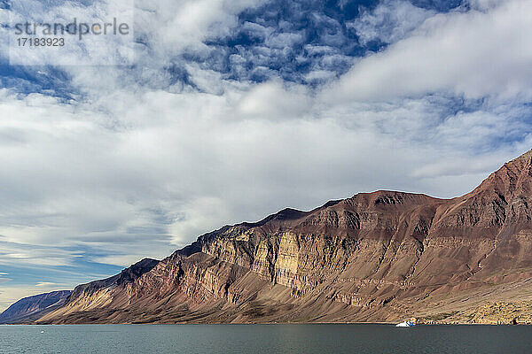Mackenzie Bay (Mackenzie Bugt)  eine Bucht der Grönlandsee in King Christian X Land  Grönland  Polarregionen