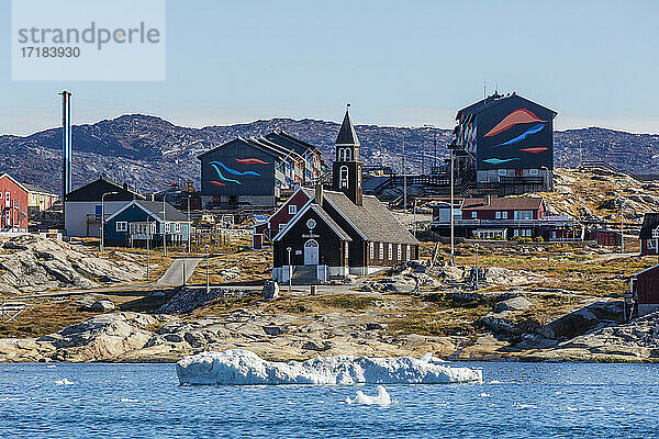 Blick von der Außenbucht der drittgrößten Stadt Grönlands  Ilulissat (Jakobshavn)  Grönland  Polarregionen