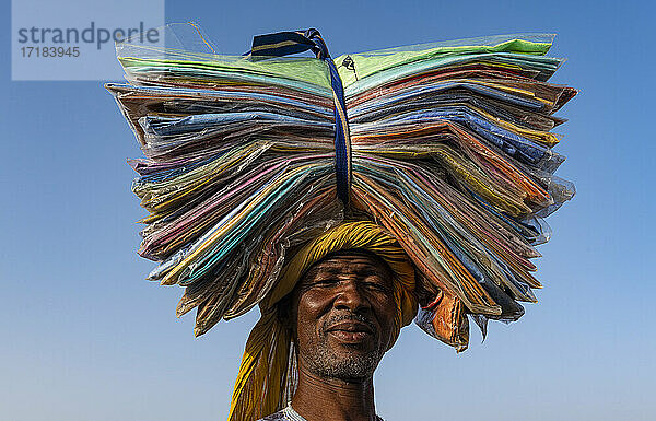 Mann mit Laken auf dem Kopf  Tiermarkt  Agadez  Niger  Afrika