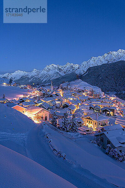 Traditionelles Alpendorf Ardez mit Schnee bedeckt in der Abenddämmerung  Engadin  Kanton Graubünden  Schweiz  Europa