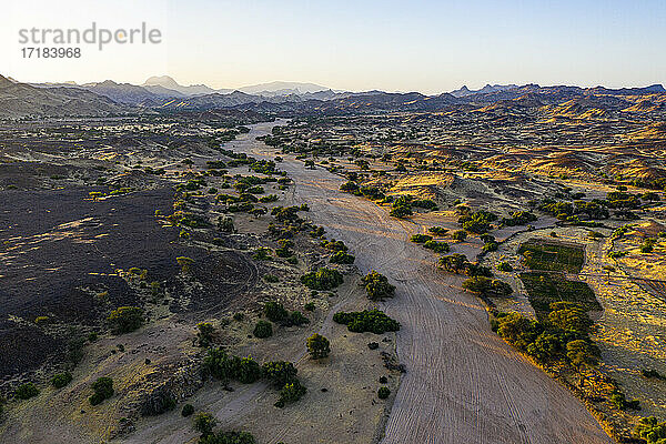 Luftaufnahme eines Trockentals im UNESCO-Welterbe  bei Sonnenaufgang  Air Mountains  Niger  Afrika