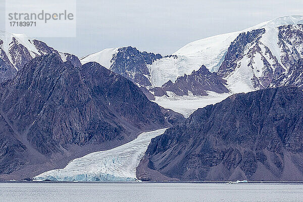 Gezeitengletscher in den ruhigen Gewässern des Makinson Inlet  Ellesmere Island  Nunavut  Kanada  Nordamerika