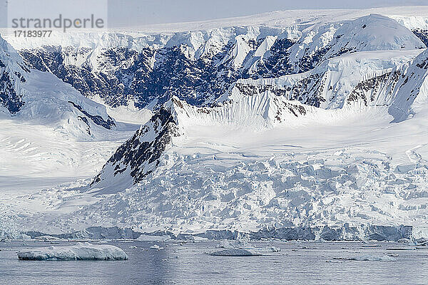 Schneebedeckte Berge  Gletscher und Eisberge in Lindblad Cove  Charcot Bay  Trinity Peninsula  Antarktis  Polarregionen